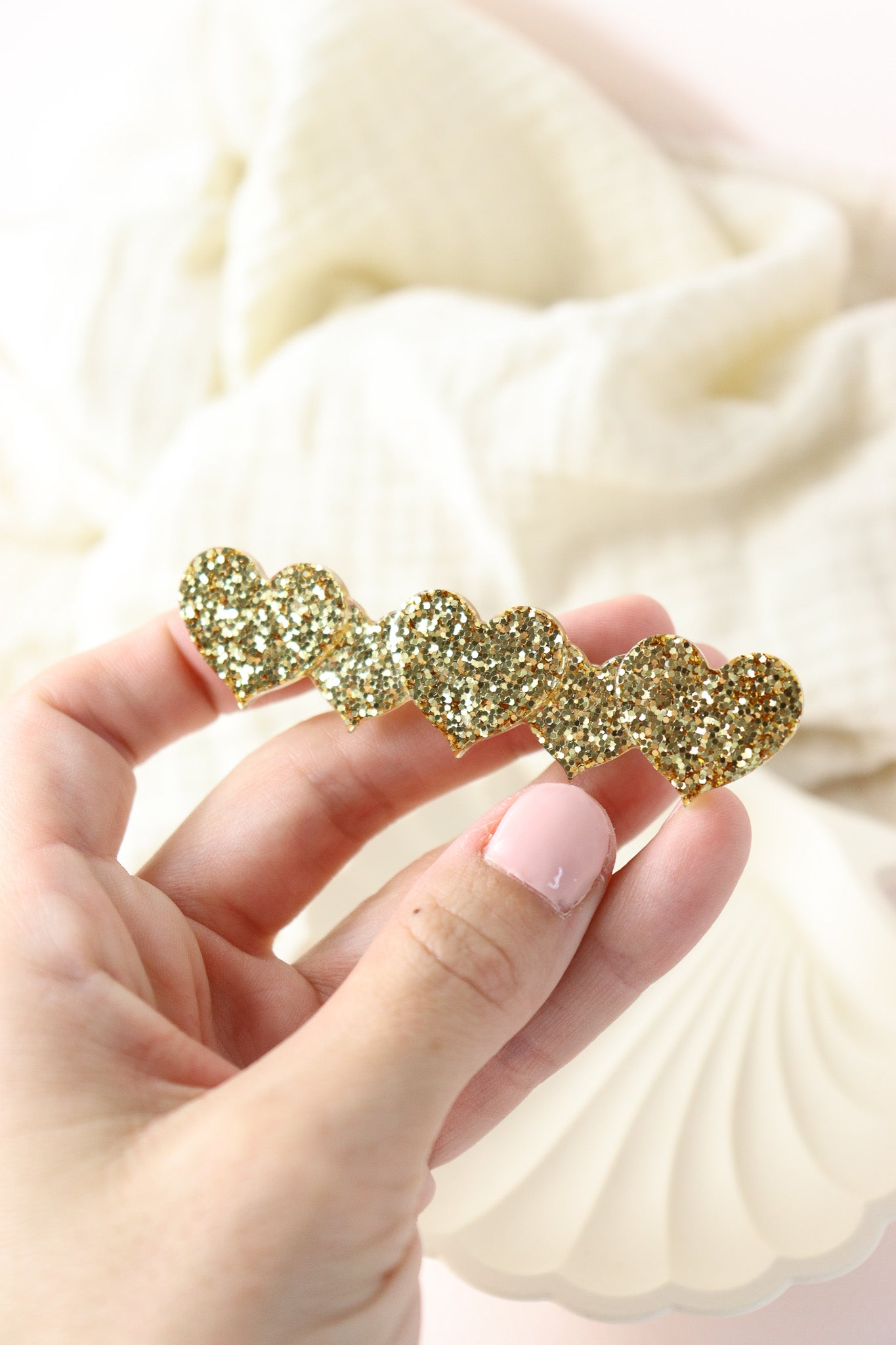 Barrette 5 coeurs paillettes dorées